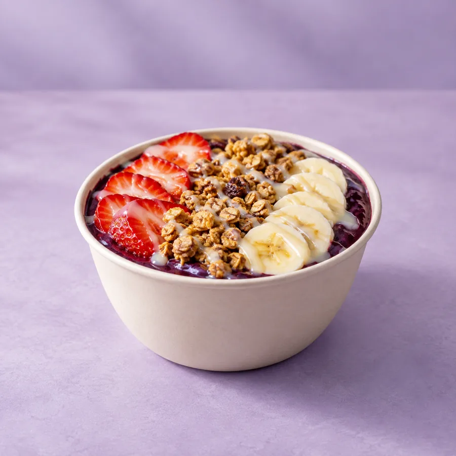 Tigela de açaí com morango, banana e granola